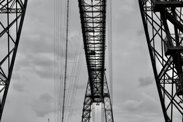 Черно Белое Крупным Планом Изображение Участка Ньюпортского Транспортного Моста Построенного — стоковое фото