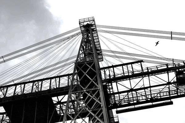 1902年建造的新港运输桥 Newport Transporter Bridge 的一段黑白相间的特写图像横跨新港的乌斯克河 为一级登录建筑 有悬臂部分 主梁桁架的总长度为232米 — 图库照片