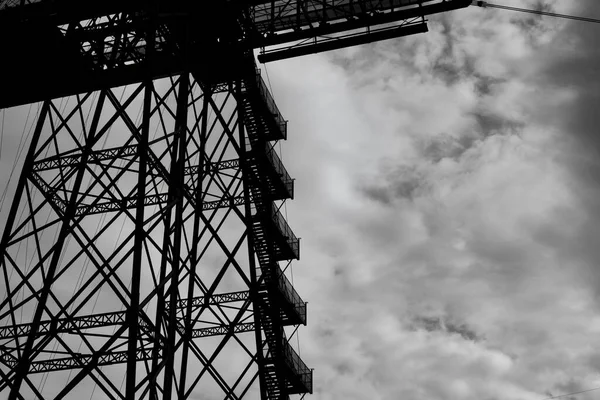 Czarno Biały Obraz Zbliżeniowy Odcinka Newport Transporter Bridge Zbudowany 1902 — Zdjęcie stockowe