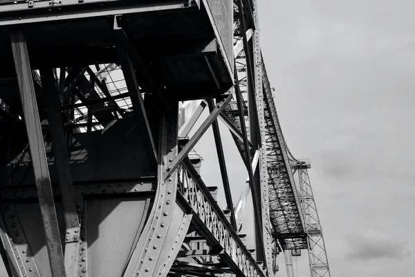 Czarno Biały Obraz Zbliżeniowy Odcinka Newport Transporter Bridge Zbudowany 1902 — Zdjęcie stockowe