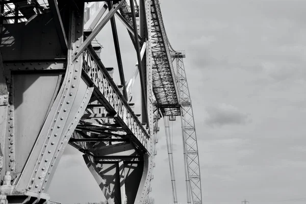 Imagem Close Preto Branco Uma Seção Ponte Transporte Newport Construída — Fotografia de Stock