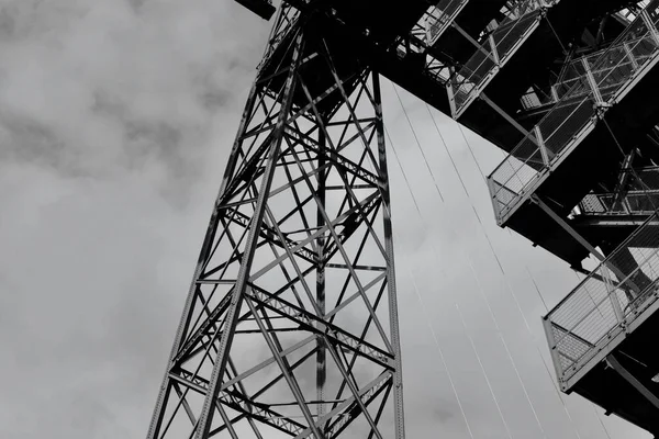 Czarno Biały Obraz Zbliżeniowy Odcinka Newport Transporter Bridge Zbudowany 1902 — Zdjęcie stockowe