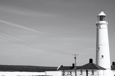 Glamorgan Vadisi 'ndeki Nash Point Deniz Feneri güneşli bir bahar gününde mavi gökyüzü