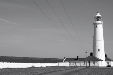 Glamorgan Vadisi 'ndeki Nash Point Deniz Feneri güneşli bir bahar gününde mavi gökyüzü