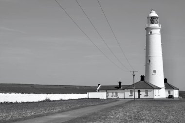 Glamorgan Vadisi 'ndeki Nash Point Deniz Feneri güneşli bir bahar gününde mavi gökyüzü
