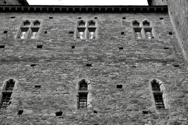 Güney Galler 'deki Castell Coch, başkent Cardiff' e yakın antik bir simge.