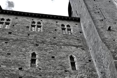 Güney Galler 'deki Castell Coch, başkent Cardiff' e yakın antik bir simge.