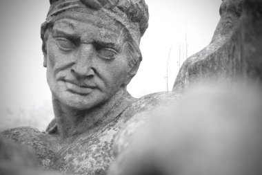 Cardiff, Wales, 10 Nisan 2021. Albert Hodge 'un seyrüsefer ve kömür madenciliğini temsil eden tarihi heykel grubunu kapatın. Yüz ifadesi, çaba ve kararlılıkla şekillenir.