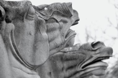 Cardiff, Wales, 10 Nisan 2021. Albert Hodge tarafından yaratılan tarihi heykel grubunun yakından çekimleri. Navigasyon ve kömür madenciliğini temsil ediyor. Deniz atları okyanus boyunca bir at arabası çeker.