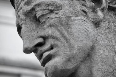 Cardiff, Wales, 10 Nisan 2021. Albert Hodge 'un seyrüsefer ve kömür madenciliğini temsil eden tarihi heykel grubunu kapatın. Yüz ifadesi, çaba ve kararlılıkla şekillenir.