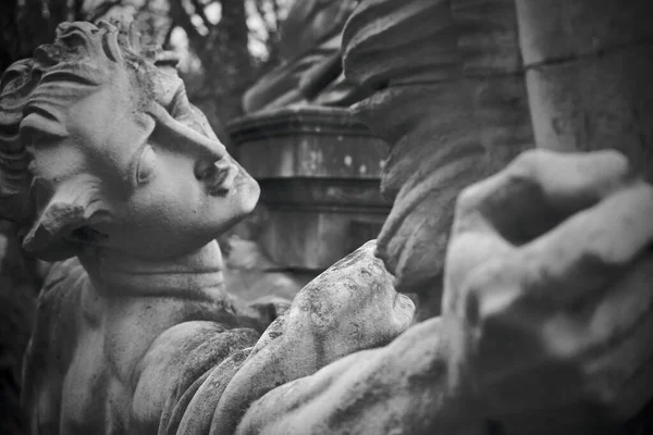 Cardiff, Wales, 10 Nisan 2021. Albert Hodge 'un seyrüsefer ve kömür madenciliğini temsil eden tarihi heykel grubunu kapatın. Yüz ifadesi, çaba ve kararlılıkla şekillenir.