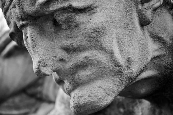 カーディフ ウェールズ 2021年4月10日航海と炭鉱を代表するアルバート ホッジによる公共彫刻の歴史的グループの閉鎖 顔の表情は努力と決意の輝きで設定されています — ストック写真