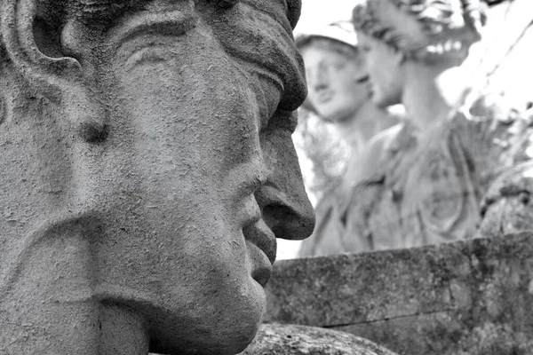 Cardiff, Wales, 10 Nisan 2021. Albert Hodge 'un seyrüsefer ve kömür madenciliğini temsil eden tarihi heykel grubunu kapatın. Yüz ifadesi, çaba ve kararlılıkla şekillenir.