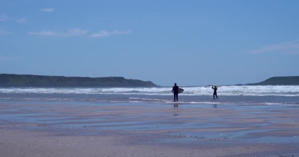 Gower Swansea Gales Junio 2021 Hombre Perro Niño Una Playa — Vídeos de Stock