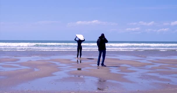 Kuvat Naissurffaajasta Llangennith Beachillä Walesissa Llangennith Beach Gowerin Niemimaa Wales — kuvapankkivideo