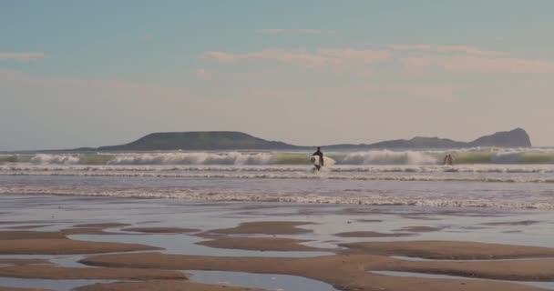 Llangennith Gower Yarımadası Nın Güneybatı Galler Harika Bir Sörf Plajı — Stok video