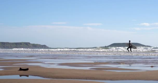 Llangennith Gower Yarımadası Nın Güneybatı Galler Harika Bir Sörf Plajı — Stok video