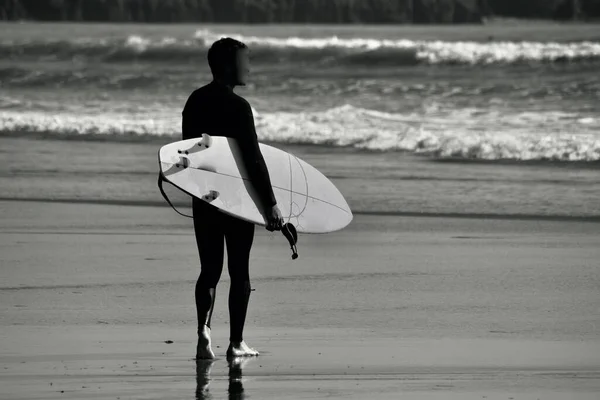 Surfistas Todas Idades Carregam Suas Pranchas Surf Até Borda Água — Fotografia de Stock