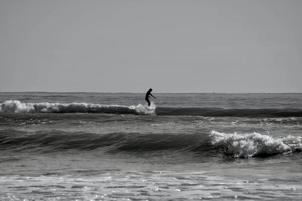 Her Yaştan Sörfçüler Sörf Tahtalarını Gower Yarımadası Ndaki Llangennith Sahilinin — Stok fotoğraf
