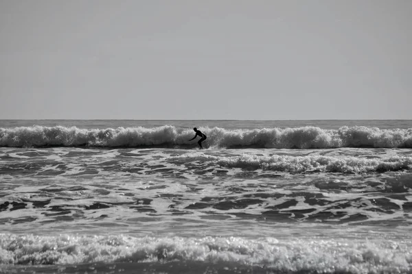 Imagens Silhuetas Surfistas Montando Ondas Llangennith Beach Península Gower Esporte — Fotografia de Stock