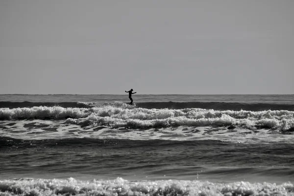 Images Silhouettes Surfeurs Chevauchant Des Vagues Sur Plage Llangennith Sur — Photo