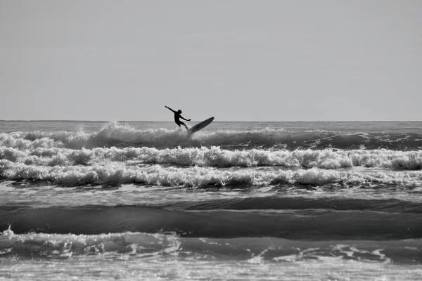 Silhouet Beelden Van Surfers Paardrijden Golven Llangennith Beach Het Schiereiland — Stockfoto