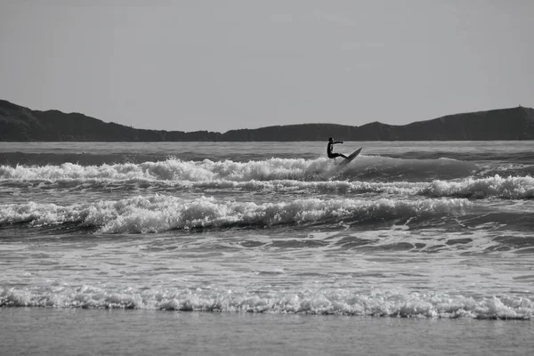 Imágenes Silueta Surfistas Montando Olas Playa Llangennith Península Gower Deporte — Foto de Stock