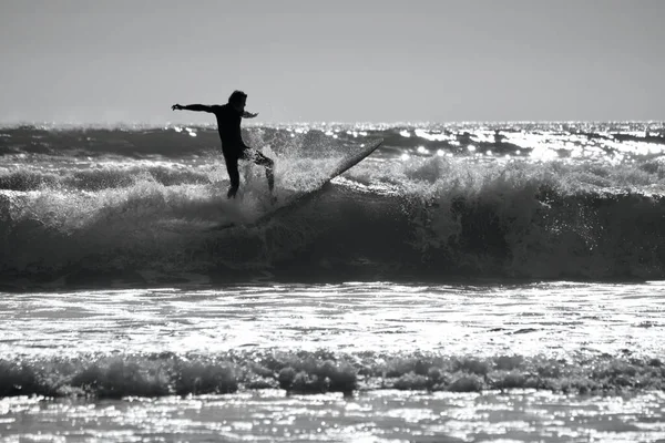 Imagens Silhuetas Surfistas Montando Ondas Llangennith Beach Península Gower Esporte — Fotografia de Stock