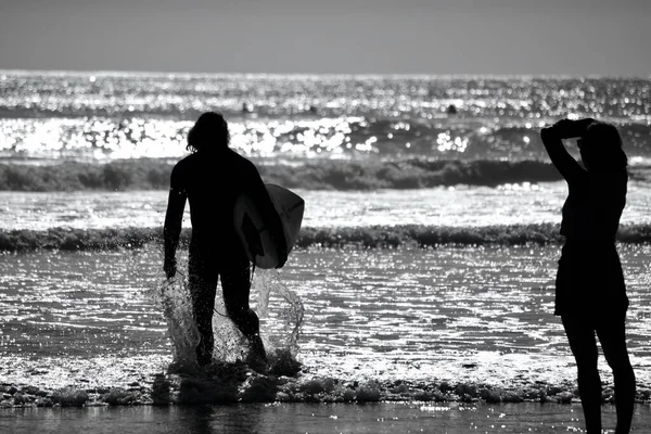 Surfers All Ages Carry Surfboards Water Edge Llangennith Beach Gower — Stock Photo, Image