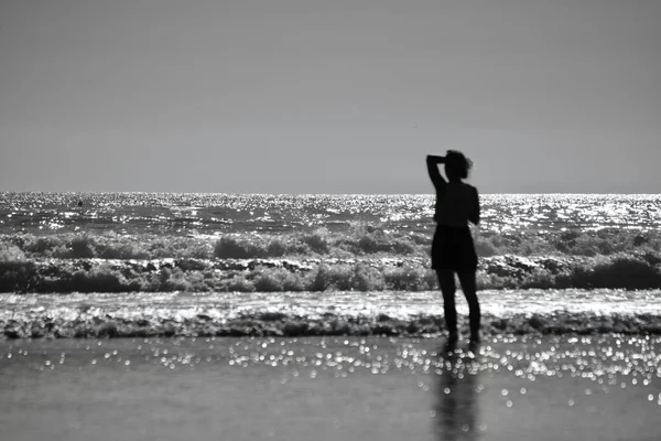 Monochromatický Obraz Siluety Ženy Hledící Moře Vlnami Valícími Břeh Slunce — Stock fotografie