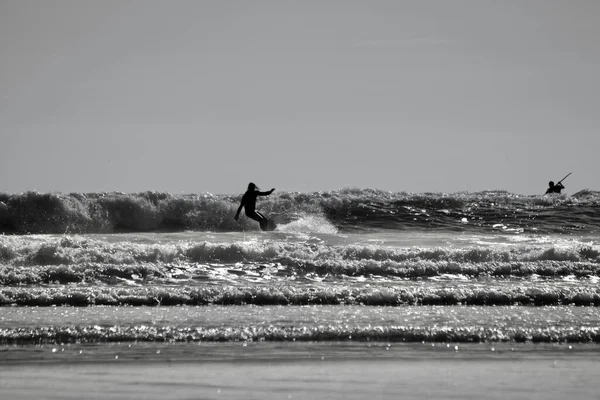 Imágenes Silueta Surfistas Montando Olas Playa Llangennith Península Gower Deporte —  Fotos de Stock
