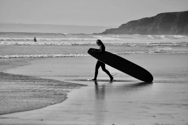 各种年龄的冲浪者都把他们的冲浪板搬到Gower半岛的Llangennith海滩边 描绘户外活动 积极健康生活方式的单色图像 — 图库照片