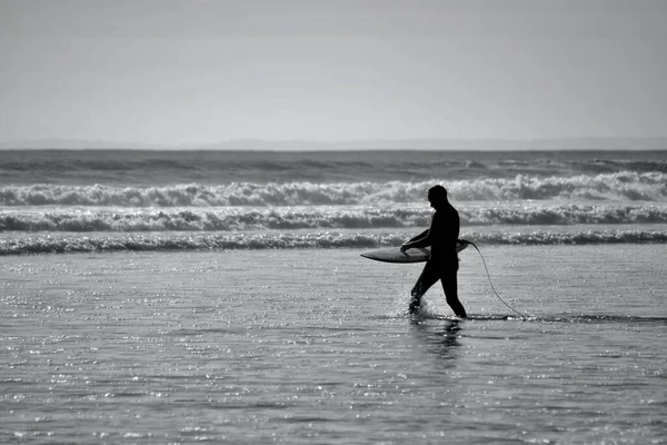 파도타기하는 사람들은 보드를 가지고 도의라앙 해변의 물가로 긍정적 을묘사 모노크롬 — 스톡 사진