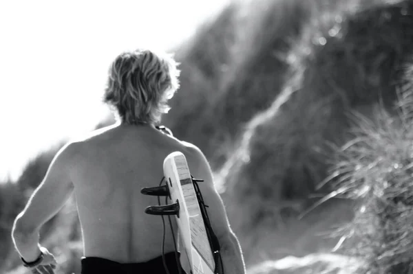 Joven Surfista Camina Través Las Dunas Arena Hasta Playa Llangennith — Foto de Stock