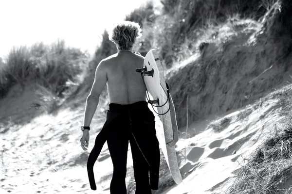 Ung Manlig Surfare Går Genom Sanddynerna Till Llangenniths Strand Bästa — Stockfoto