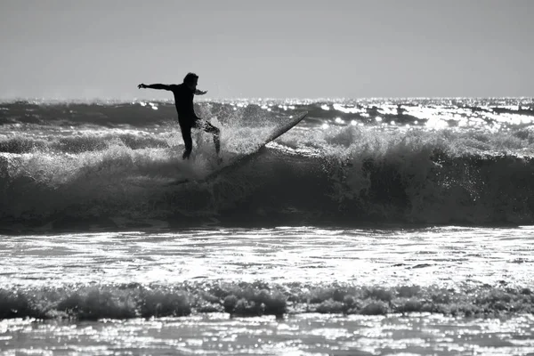Silueta Představy Surfařů Jezdících Vlnách Llangennith Beach Gowerově Poloostrově Oblíbený Stock Fotografie