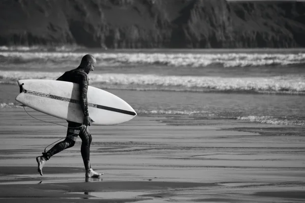 Llangennith Gower Félsziget Swansea Wales Kempingek Strand Parkoló Nyitott Szörfösök — Stock Fotó