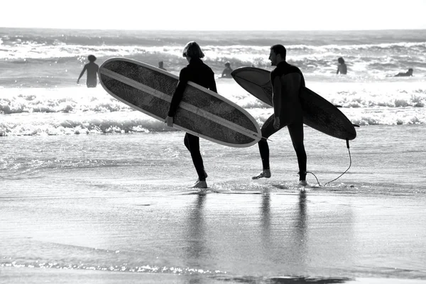 Llangennith Gower Peninsula Swansea Wales 随着营地和海滩停车场的开放 冲浪者成群结队地涌向海滩 享受这美丽的海岸线所提供的户外空间 — 图库照片