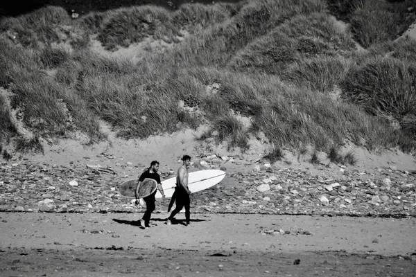 Llangennith Gower Peninsula Swansea Wales 随着营地和海滩停车场的开放 冲浪者成群结队地涌向海滩 享受这美丽的海岸线所提供的户外空间 — 图库照片