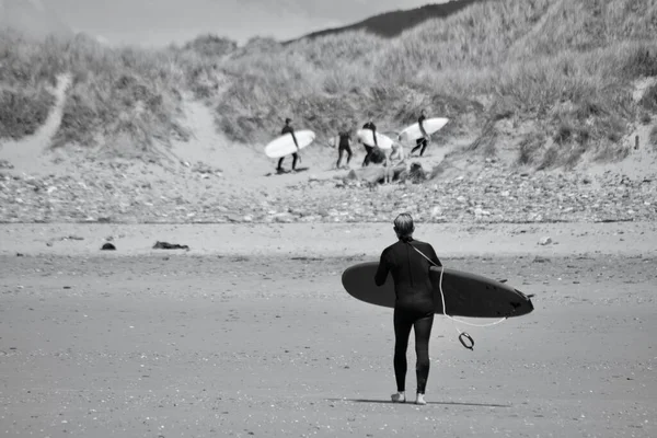 Llangennith Gower Félsziget Swansea Wales Kempingek Strand Parkoló Nyitott Szörfösök — Stock Fotó