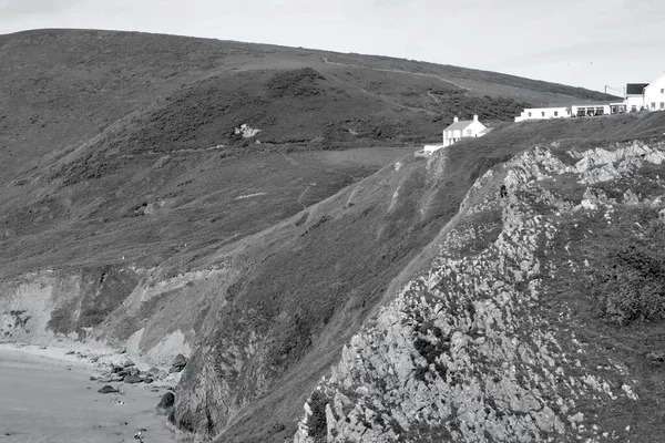 Worms Head 절벽은 모래와 파도가 들어오는 Langennith 의멋진 해변을 구경할 — 스톡 사진