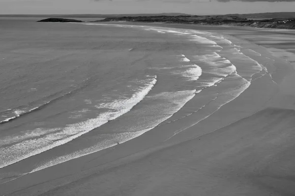 パウダー半島のワームの頭の崖の顔は 黄金の砂と波が転がり込むLlangennithの壮大なビーチを調査するのに最適な有利な点を提供しています 景色を楽しむ — ストック写真