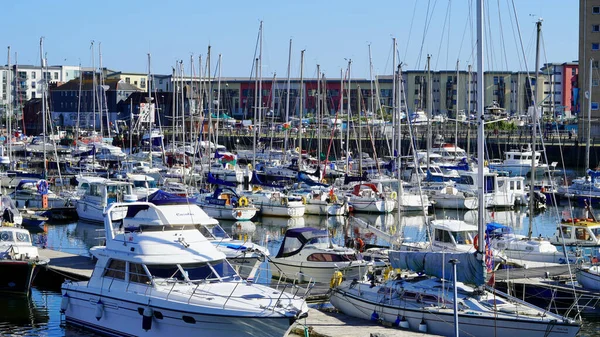 Swansea País Gales Junho 2021 Vibrante Marina Desenvolvimento Beira Mar Fotos De Bancos De Imagens Sem Royalties