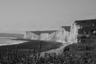 Burling Gap, Eastbourne 'daki beyaz kayalıklar. Tebeşir kaya oluşumunun muhteşem manzarası ve Güney İngiltere kıyı yolunun bir kısmı, mevsimler boyunca turistler ve yürüyüşçülerin sıkça uğradığı bir yer.