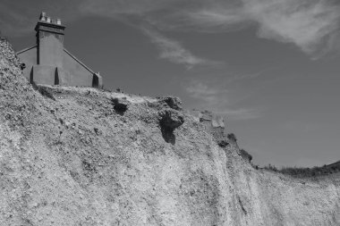 Burling Gap, Eastbourne 'daki beyaz kayalıklar. Tebeşir kaya oluşumunun muhteşem manzarası ve Güney İngiltere kıyı yolunun bir kısmı, mevsimler boyunca turistler ve yürüyüşçülerin sıkça uğradığı bir yer.