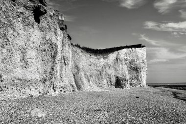 Burling Gap, Eastbourne 'daki beyaz kayalıklar. Tebeşir kaya oluşumunun muhteşem manzarası ve Güney İngiltere kıyı yolunun bir kısmı, mevsimler boyunca turistler ve yürüyüşçülerin sıkça uğradığı bir yer.
