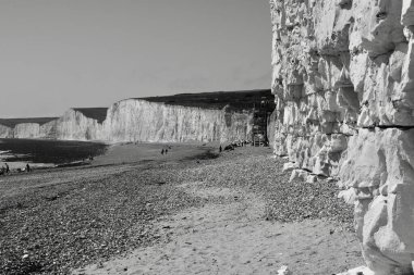 Burling Gap, Eastbourne 'daki beyaz kayalıklar. Tebeşir kaya oluşumunun muhteşem manzarası ve Güney İngiltere kıyı yolunun bir kısmı, mevsimler boyunca turistler ve yürüyüşçülerin sıkça uğradığı bir yer.