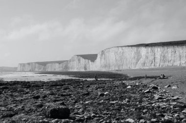 Burling Gap, Eastbourne 'daki beyaz kayalıklar. Tebeşir kaya oluşumunun muhteşem manzarası ve Güney İngiltere kıyı yolunun bir kısmı, mevsimler boyunca turistler ve yürüyüşçülerin sıkça uğradığı bir yer.