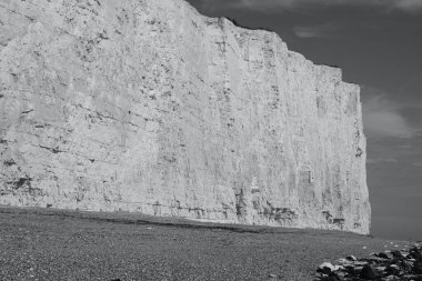 Burling Gap, Eastbourne 'daki beyaz kayalıklar. Tebeşir kaya oluşumunun muhteşem manzarası ve Güney İngiltere kıyı yolunun bir kısmı, mevsimler boyunca turistler ve yürüyüşçülerin sıkça uğradığı bir yer.