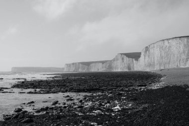 Burling Gap, Eastbourne 'daki beyaz kayalıklar. Tebeşir kaya oluşumunun muhteşem manzarası ve Güney İngiltere kıyı yolunun bir kısmı, mevsimler boyunca turistler ve yürüyüşçülerin sıkça uğradığı bir yer.